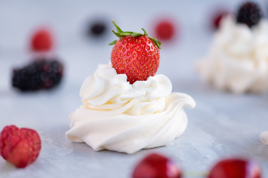Sweet,Mini,Pavlova,With,Fruit,And,Meringue