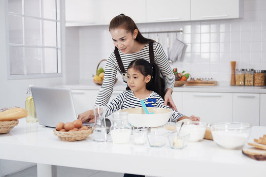 Smiling,Asian,Mother,And,Little,Asian,Girl,Child,Is,Learning