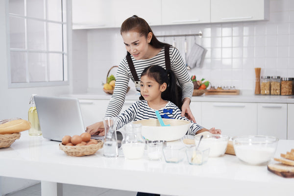 Smiling,Asian,Mother,And,Little,Asian,Girl,Child,Is,Learning