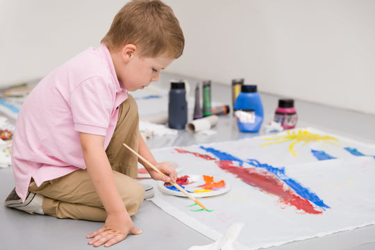 Cute,Kid,Boy,Sitting,On,The,Floor,And,Drawing,With