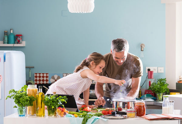 Daddy,And,His,Little,Daughter,Cooking,Bolognese,Sauce,For,Spaghetti